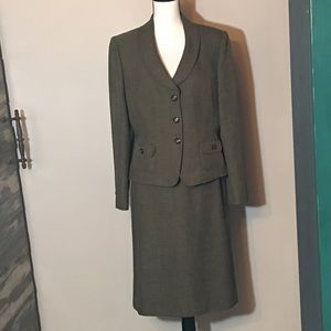 Beautiful, Classic Tahari Skirt Suit Size 12